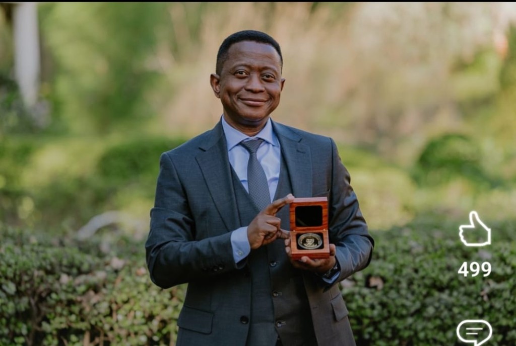 Professor Mike Sathekge with the Harry Oppenheimer Fellowship Award medal